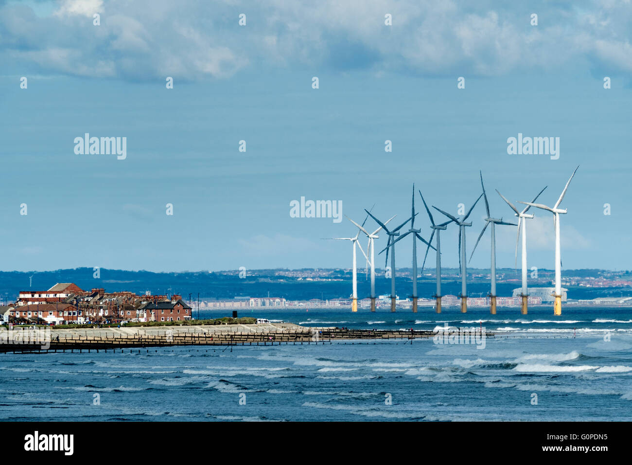 Spiaggia Marske guardando verso Redcar, Cleveland, North Yorkshire che mostra la costa off wind farm Foto Stock