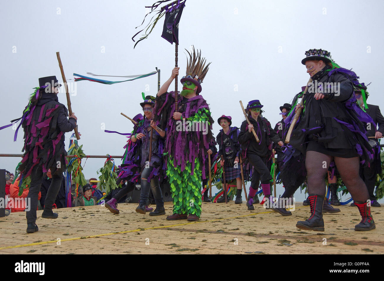 Hastings, East Sussex, Regno Unito. Il 2 maggio 2016. Il Jack di Hastings nel verde del festival è un tradizionale britannica giorno di maggio celebrazione segna la fine dell inverno e l'inizio della molla di centraggio sulla misteriosa figura di Jack nel verde da inglese e del folklore che coinvolgono Morris ballerini e una bizzarra sfilata in costume. Credito: Denis McWilliams/Alamy Live News Foto Stock