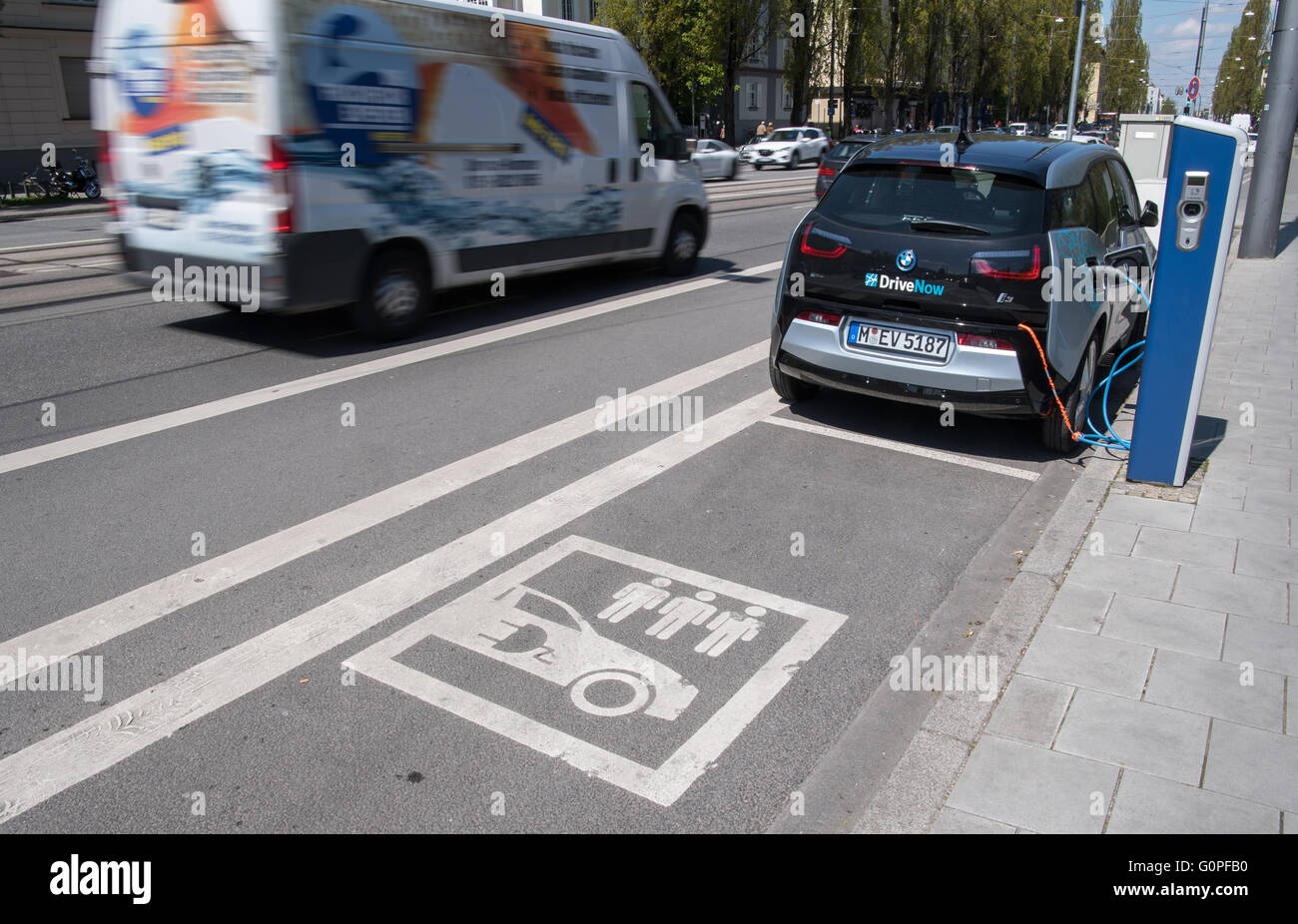 Monaco di Baviera, Germania. 29 apr, 2016. Un elettricità auto alimentato viene ricaricata in corrispondenza di una stazione di benzina per electricty powered automobili a Monaco di Baviera, Germania, il 29 aprile 2016. Il 'Bayerische Saedtetag', ASSOCIAZIONE bavarese di Città e paesi, ha avvertito per i tagli di bilancio degli enti locali e regionali i mezzi di trasporto pubblici a causa di recenti investimenti di miliardi di euro electro la mobilità. Foto: Peter Kneffel/dpa/Alamy Live News Foto Stock