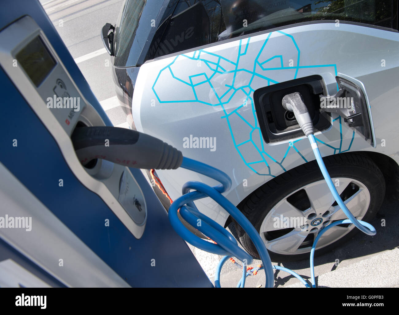 Monaco di Baviera, Germania. 29 apr, 2016. Un elettricità auto alimentato viene ricaricata in corrispondenza di una stazione di benzina per electricty powered automobili a Monaco di Baviera, Germania, il 29 aprile 2016. Il 'Bayerische Saedtetag', ASSOCIAZIONE bavarese di Città e paesi, ha avvertito per i tagli di bilancio degli enti locali e regionali i mezzi di trasporto pubblici a causa di recenti investimenti di miliardi di euro electro la mobilità. Foto: Peter Kneffel/dpa/Alamy Live News Foto Stock