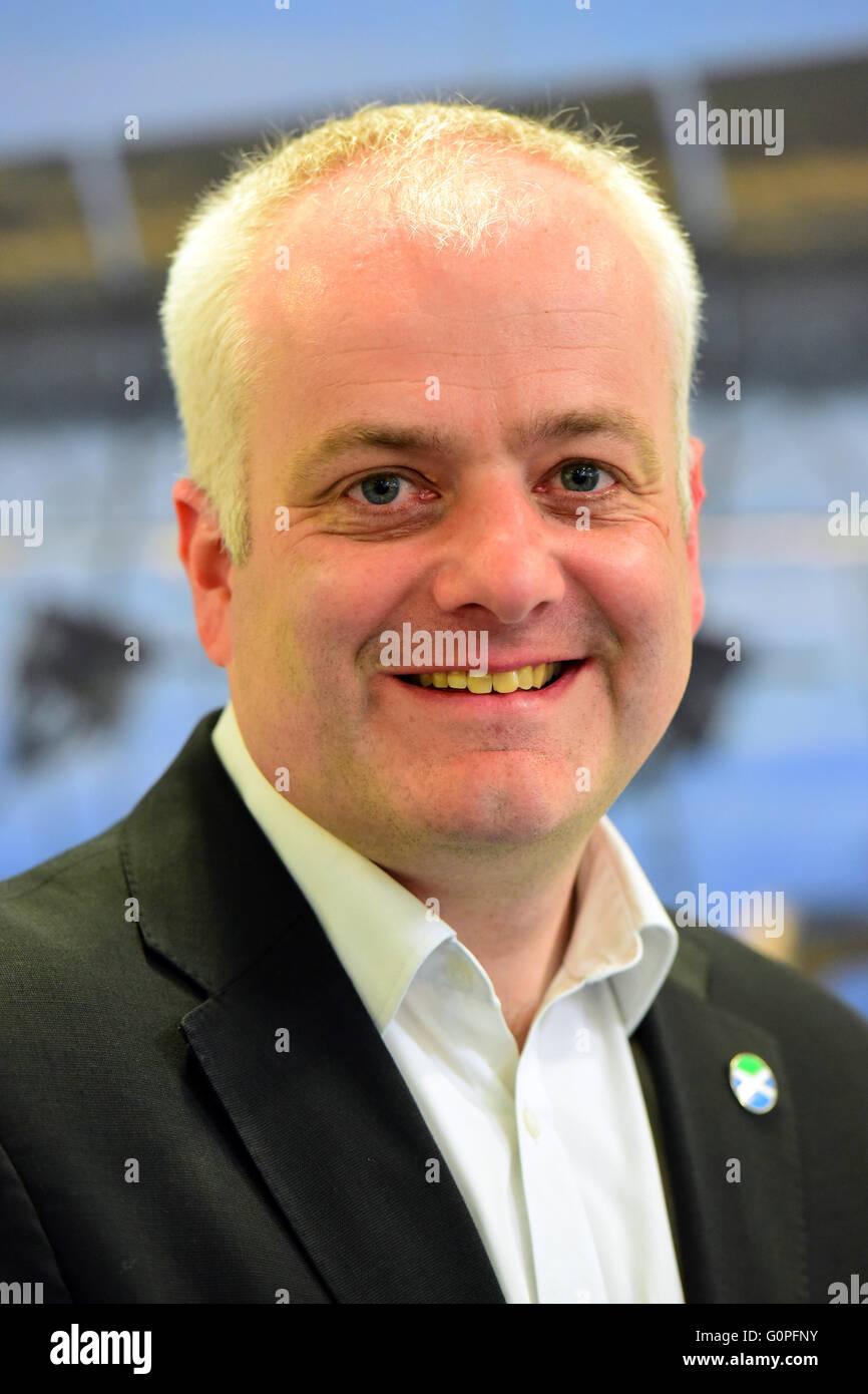 Rosyth, Scotland, Regno Unito, 03 maggio, 2016. Scottish Partito Verde candidato per metà la Scozia e la FIFE Mark Ruskell su una visita al Collegio di Fife, come egli le campagne per il Parlamento Scozzese elezioni, Credito: Ken Jack / Alamy Live News Foto Stock