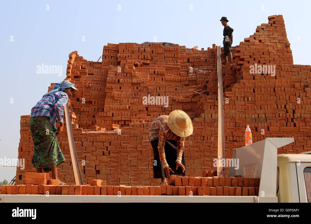 Yangon, Myanmar. Il 3 maggio, 2016. Operai a lavorare in una fabbrica di mattoni nella periferia di Yangon, Myanmar, 3 maggio 2016. Il Myanmar è impegnata a promuovere e tutelare i diritti dei lavoratori, tra cui termina il lavoro forzato e una più rigorosa applicazione del bambino il diritto del lavoro nel paese, il Ministero del Lavoro, Immigrazione e popolazione detto lunedì. Credito: U Aung/Xinhua/Alamy Live News Foto Stock