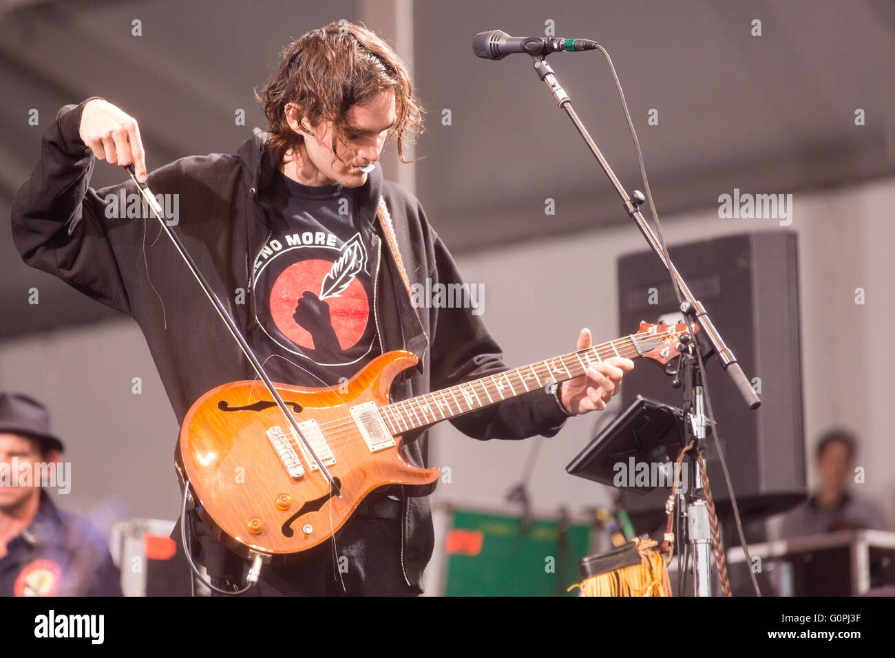 New Orleans, Louisiana, Stati Uniti d'America. Il 1 maggio, 2016. Musicista MICAH NELSON della promessa del reale si esibisce dal vivo con Neil Young durante il New Orleans Jazz & Heritage Festival al Fair Grounds Race Course a New Orleans, Louisiana © Daniel DeSlover/ZUMA filo/Alamy Live News Foto Stock