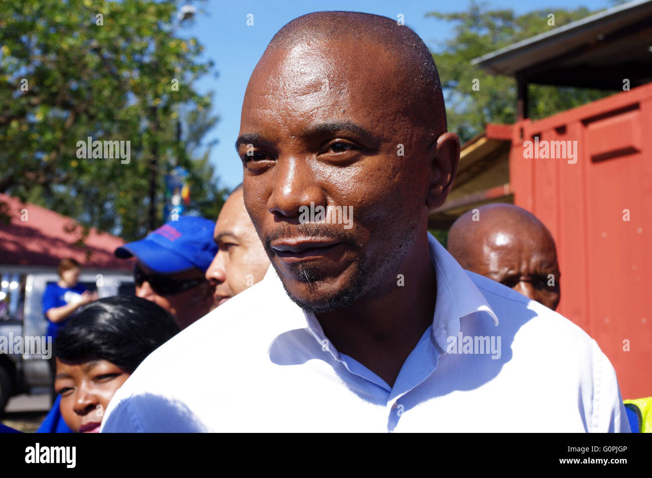 Durban. Il 3 maggio 2016. Maimane Mmusi, il leader del Sud Africa il principale partito di opposizione, l'Alleanza democratica, parla a til supporti mentre sul sentiero di campagna a Durban il Wentworth area. Il paese è dovuto andare al sondaggio per il governo locale delle elezioni del 3 agosto. - Credit: Giordano Stolley/Alamy Live News Foto Stock