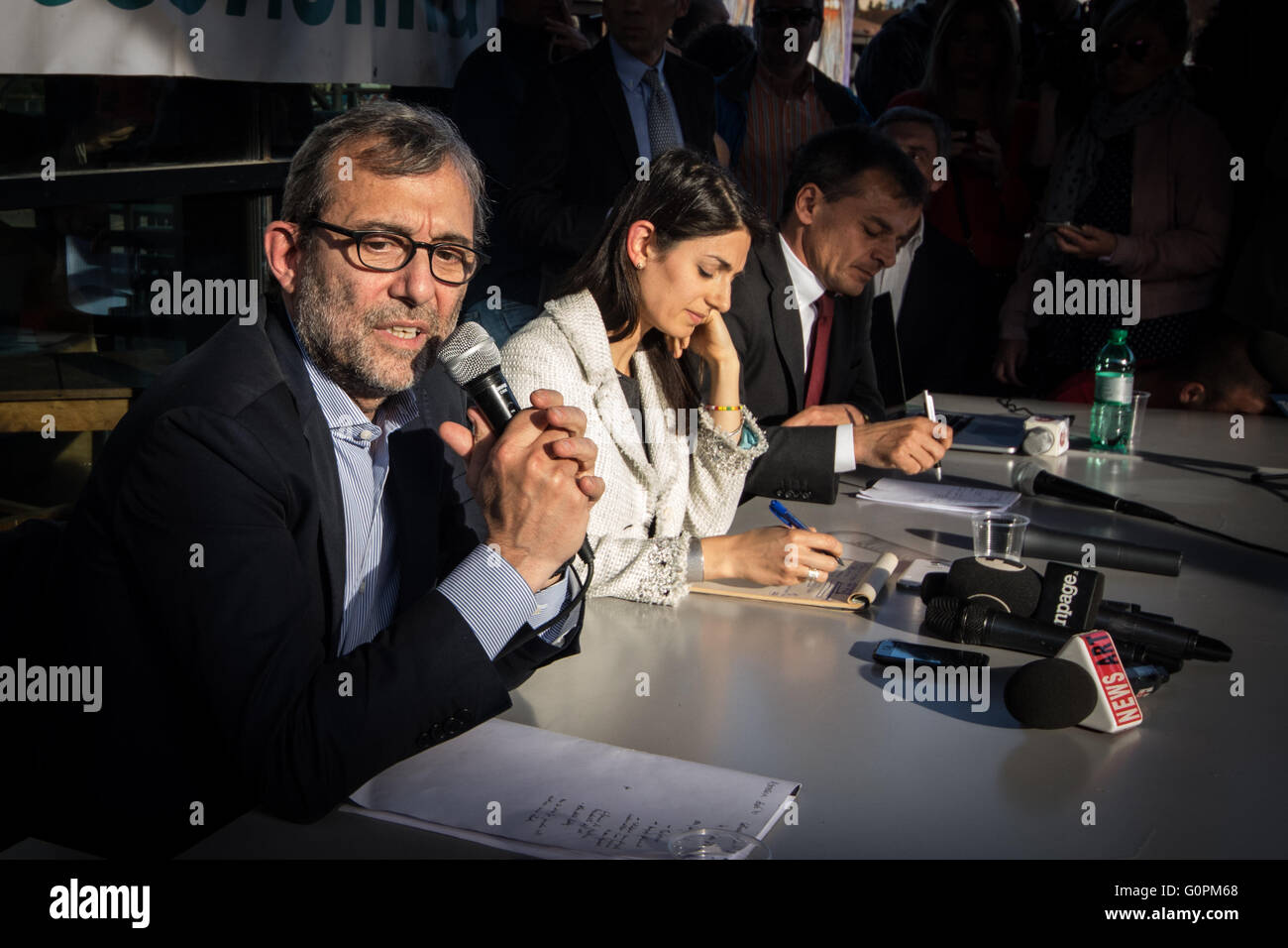 Roma, Italia. Il 3 maggio, 2016. Roma città del consiglio mayoral candidati (L), Roberto Giachetti (Partito Democratico PD), Virginia Raggi (cinque stelle di M5S) e Stefano Fassina (sinistra italiana è) pongono nel corso di un dibattito pubblico il 3 maggio 2016 a Roma. Le elezioni comunali si terranno il 5 giugno. Credito: Andrea Ronchini/Alamy Live News Foto Stock