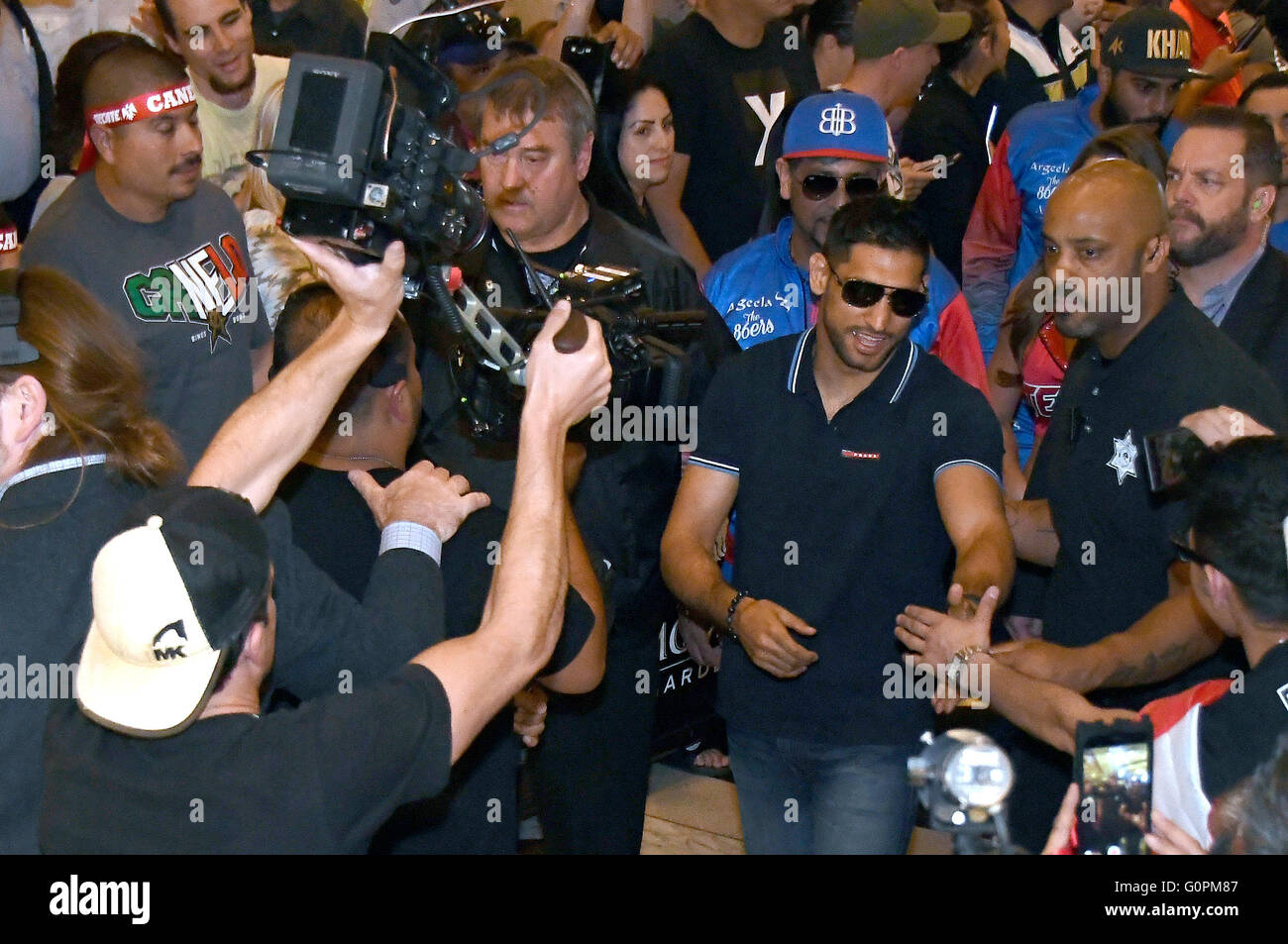 Las Vegas NV, Stati Uniti d'America. Il 3 maggio, 2016. Del Regno Unito di Amir Khan arriva come i fan allietare al MGM Grand hotel di Las Vegas martedì. Amir Khan sarà lotta contro il Messico di Canelo Alvarez per i pesi medi nel campionato del mondo di questo Sabato 7 Maggio presso la T-Mobile Arena e su HBO PPV in Las Vegas.Foto da Gene Blevins/LA DailyNews/ZumaPress Credit: Gene Blevins/ZUMA filo/Alamy Live News Foto Stock