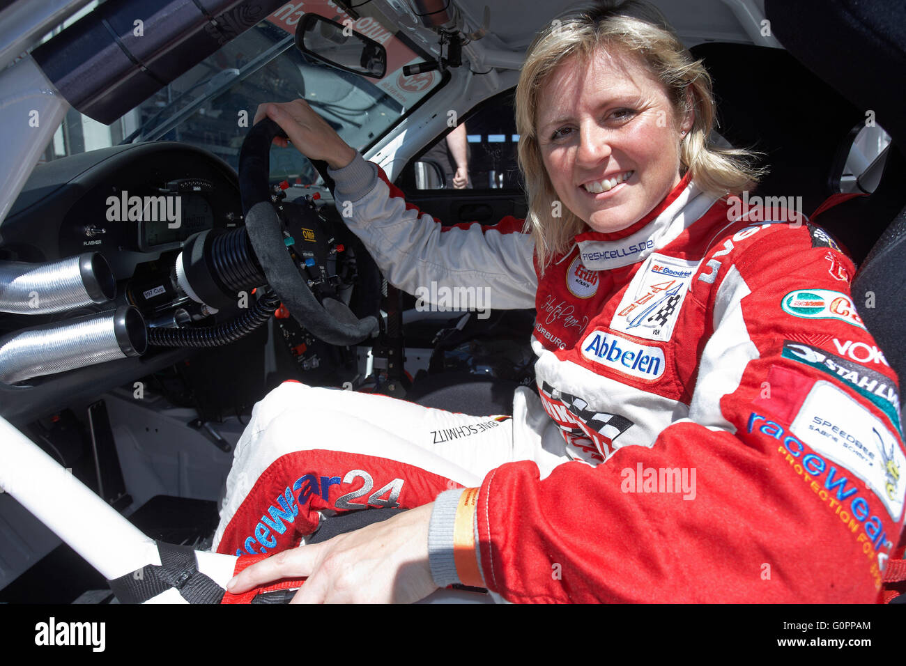 Die Rennfahrerin Sabine Schmitz sitzt am Nürburgring während des corsi zum Langstreckenpokal in ihrem Porsche 997 (Foto vom 12.06.2010). Die schnelle Eifelanerin hält den Streckenrekord auf der Nordschleife und konnte zweimal das 24-Stunden-Rennen gewinnen. Foto: Thomas Frey dpa/lrs (zu lrs-Korr vom 27.06.2010: Wenn sie in der "Grünen Hölle" der Teufel reitet) | Verwendung weltweit Foto Stock