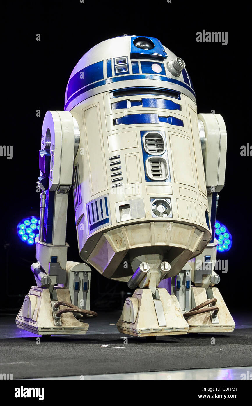 Tokyo, Giappone. Il 4 maggio, 2016. Star Wars robot R2-D2 assiste l'evento di lancio per '"Star Wars: Episodio VII - La forza risveglia'' MovieNEX casella premium a Parco teatro in Shibuya il 4 maggio 2016, Tokyo, Giappone. La scatola che contiene il DVD e Blu-ray con funzioni bonus costa 9.800 yen (91.42 USD). Credito: Rodrigo Reyes Marin/AFLO/Alamy Live News Foto Stock