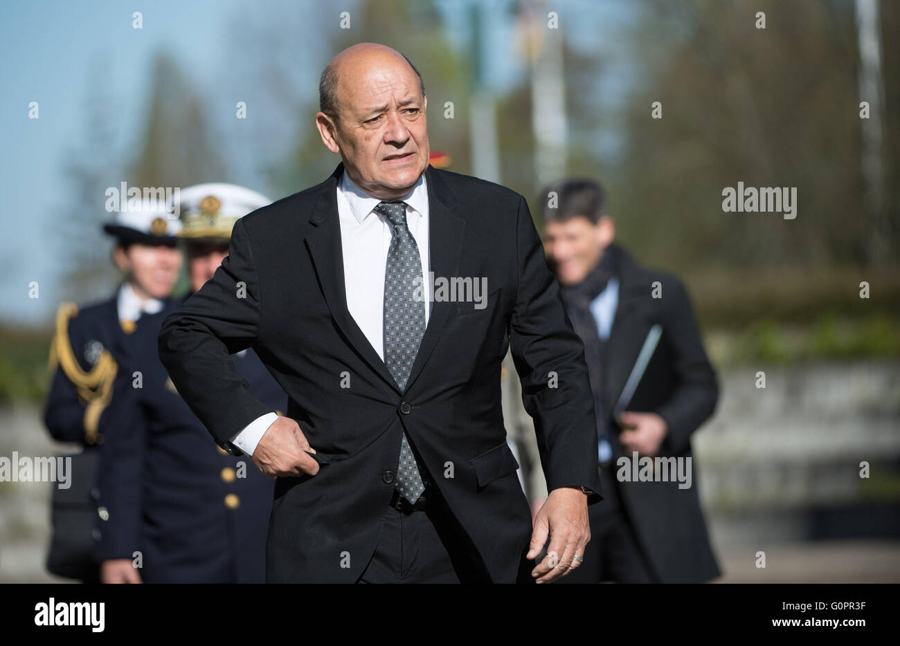 Stuttgart, Germania. 04 Maggio, 2016. Il Ministro francese della Difesa Jean-Yves Le Drian arriva alla riunione dell'alleanza dei Ministri della difesa nella lotta contro l'organizzazione terrorista islamico (SI) a Stoccarda, Germania, 04 maggio 2016. Foto: MARIJAN MURAT/dpa/Alamy Live News Foto Stock