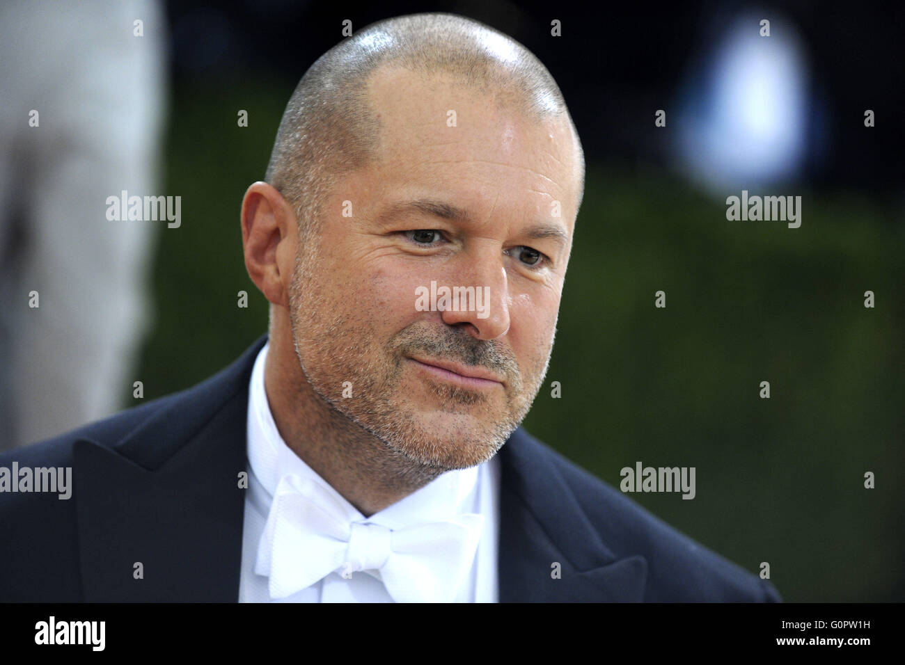 La città di New York. Il 2 maggio, 2016. Sir Jonathan Ive frequentando il 'mano x Machina: Moda In un epoca di tecnologia' Costume Institute Gala al Metropolitan Museum of Art il 2 maggio 2016 a New York City. | In tutto il mondo di utilizzo © dpa/Alamy Live News Foto Stock