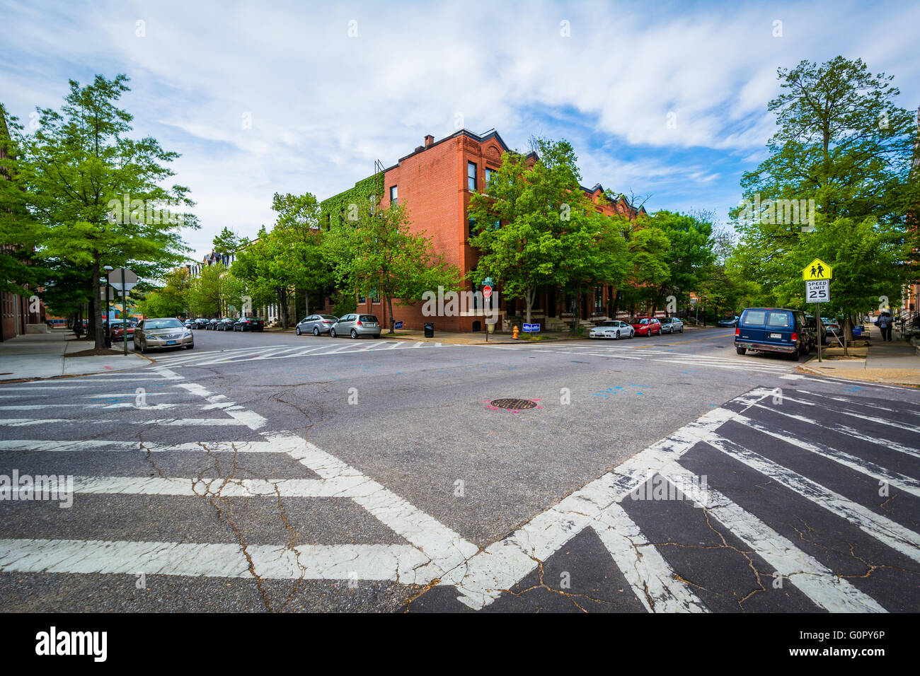 Crosswalks al intersetion di John Street e Lafayette Avenue, a Bolton Hill, Baltimore, Maryland. Foto Stock