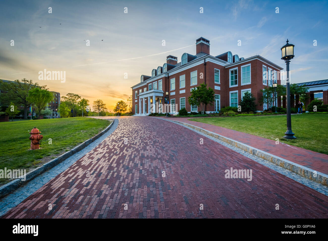 Passo carraio e Mason Hall al tramonto, alla Johns Hopkins University, Baltimora, Maryland. Foto Stock