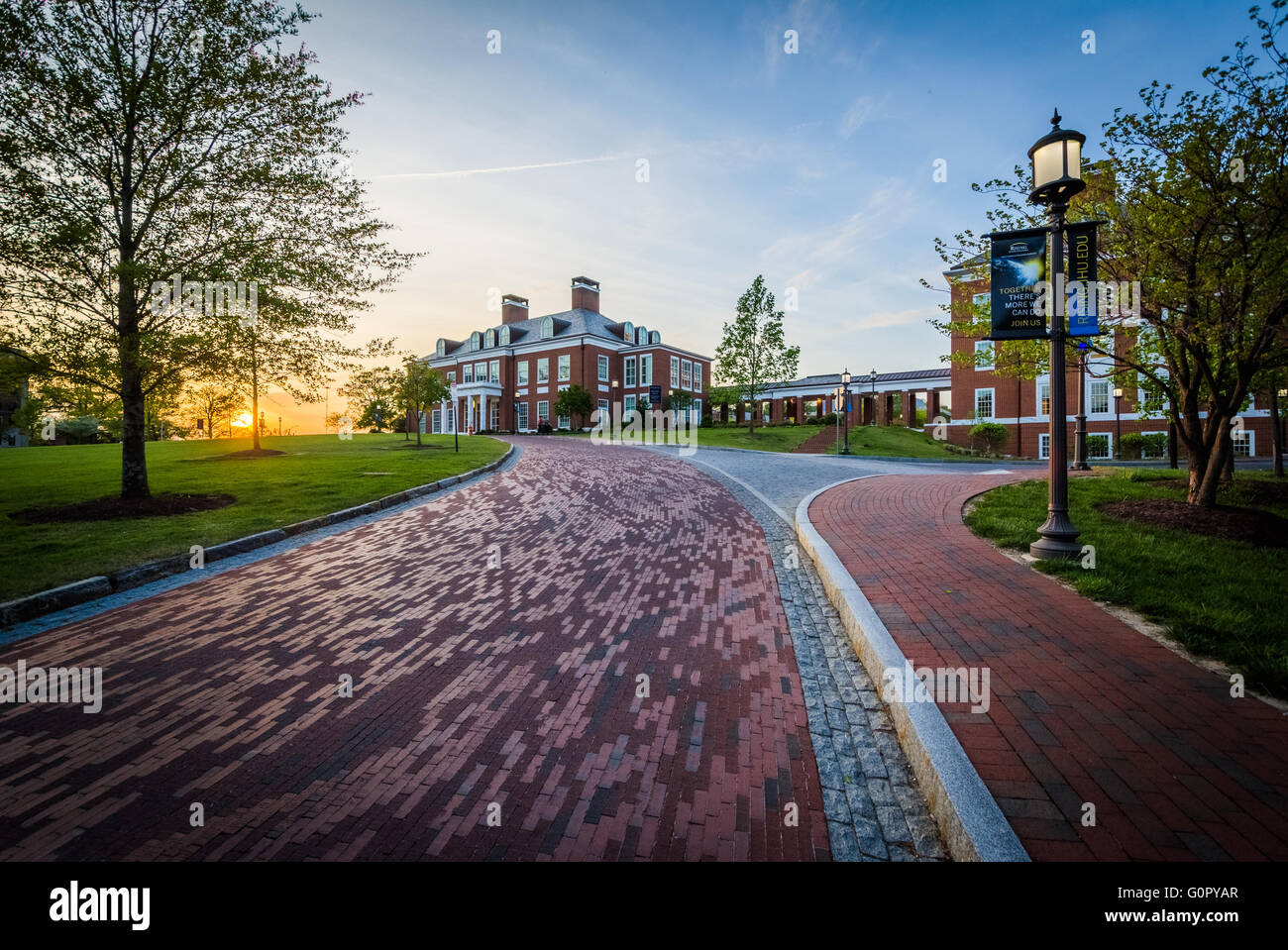 Passo carraio e Mason Hall al tramonto, alla Johns Hopkins University, Baltimora, Maryland. Foto Stock