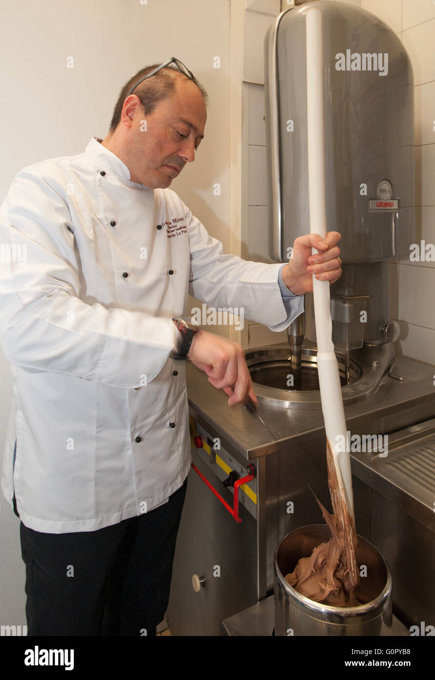 Italia Torino Gelateria Miretti proprietario Leonardo Porta, presidente del gelato Comitato del Piemonte - Preparazione di gelato-ben per gelato Foto Stock