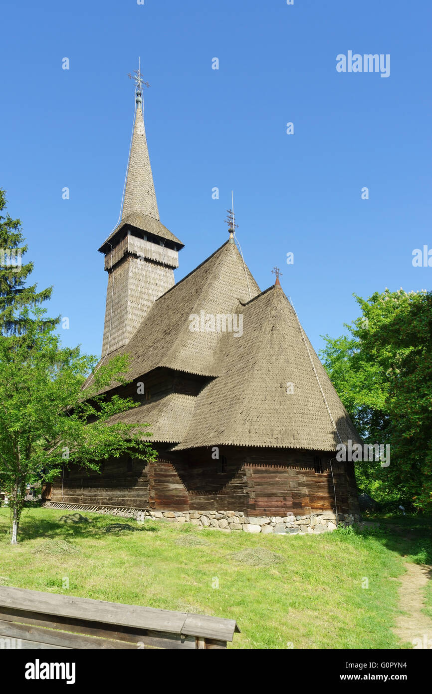 Un tradizionale chiesa in legno presso il museo del villaggio (Muzeul Satului) a Bucarest, in Romania. Foto Stock