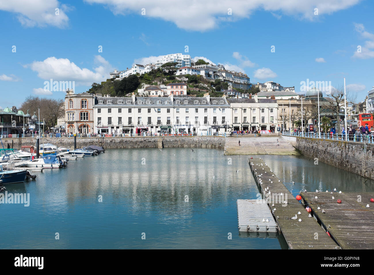 Vista sul porto di Torquay di caffetterie e bar su Vaughan sfilata in Torquay Foto Stock