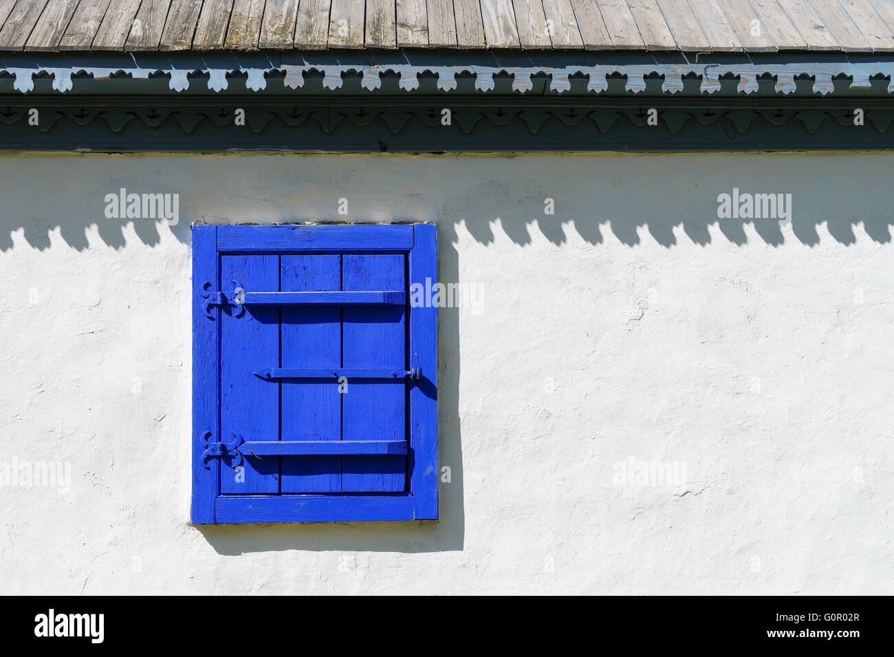 Un dipinto di blu persiana su una tradizionale casa rumeno presso il museo del villaggio, Bucarest. Foto Stock