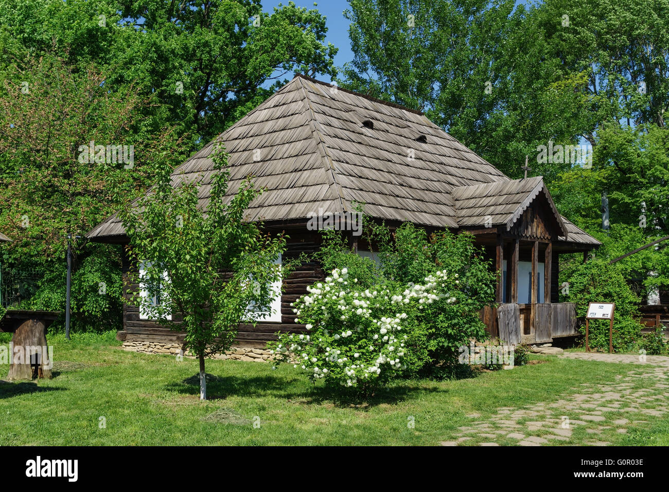 Un tradizionale cottage rumeno presso il villaggio rumeno museum, Muzeul Satului, Bucarest, Romania. Foto Stock