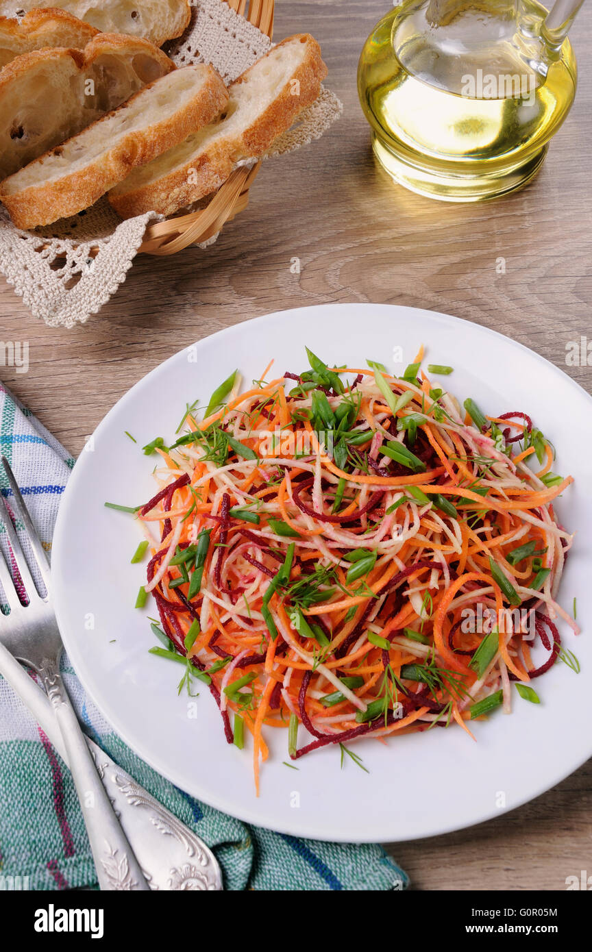 Una piastra insalata di shredded materie di barbabietole e carote sulla radice di sedano Foto Stock