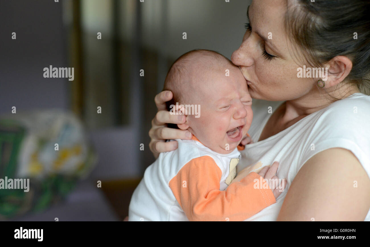 Close up di madre mentre tiene il suo grazioso baby figlia Foto Stock