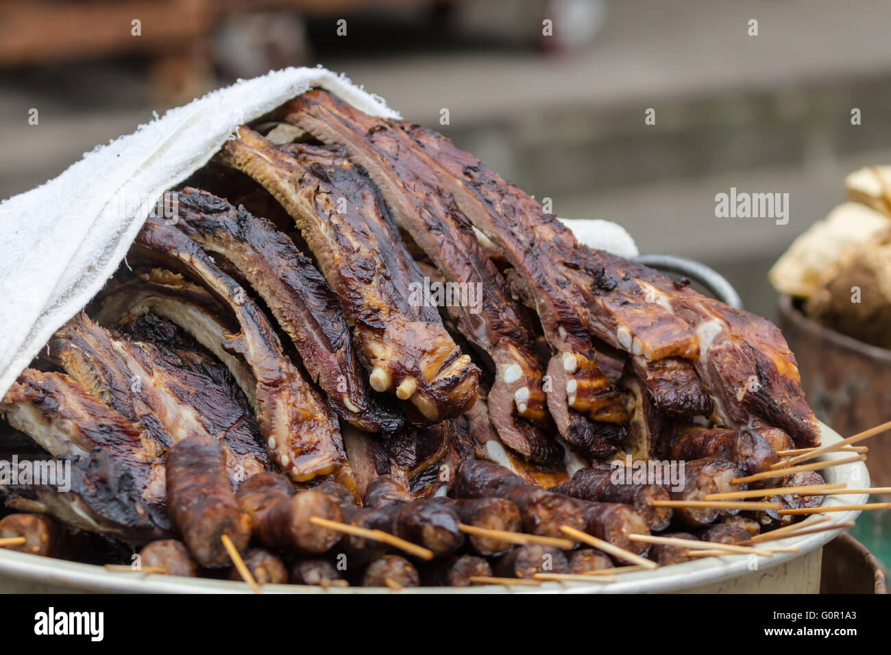 Vista ravvicinata di cinesi di bacon, (conserve di carne), in vendita su strada nella provincia di Sichuan, in Cina, il fuoco selettivo Foto Stock