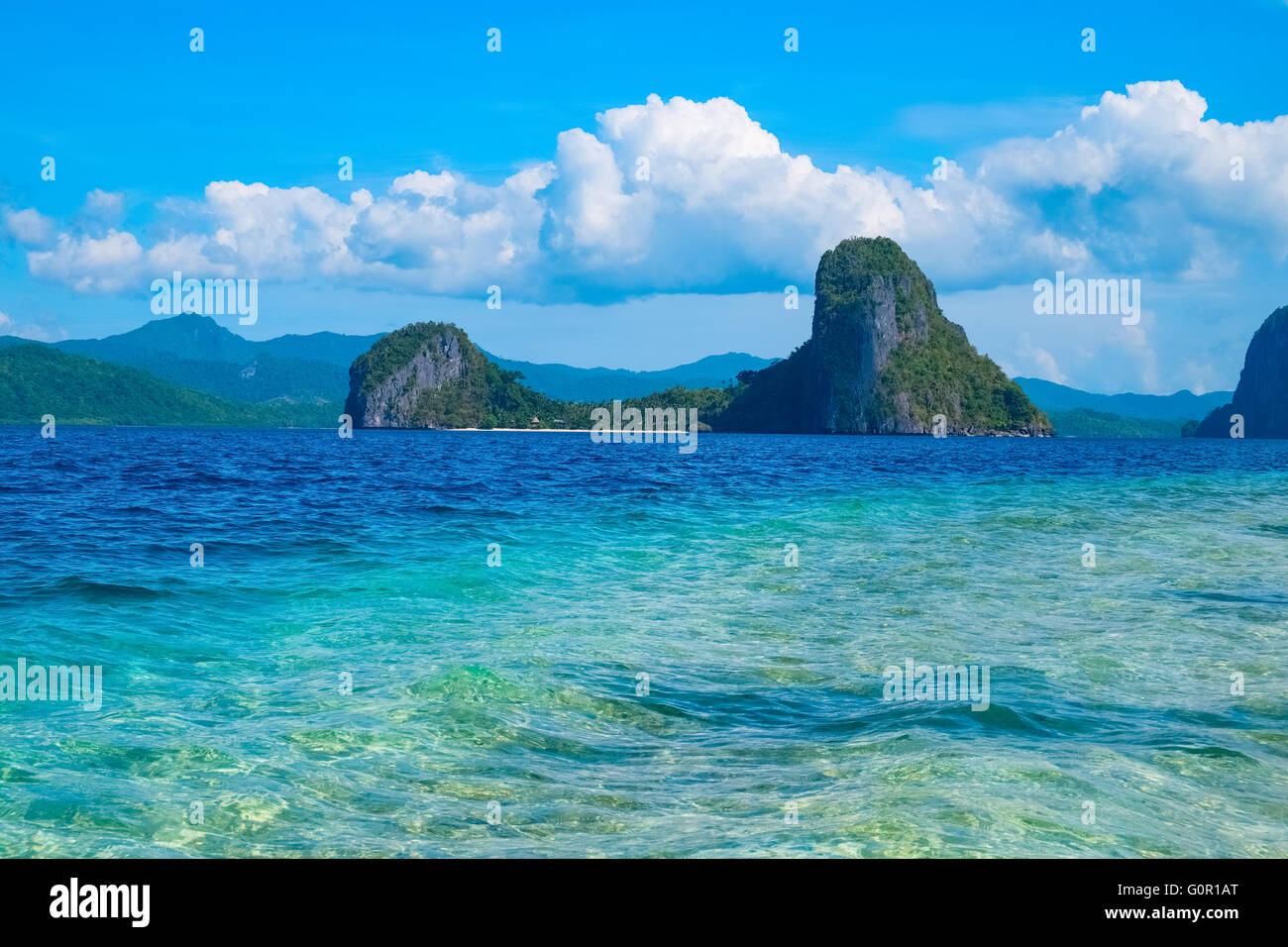 Vista panoramica del mare tropicale la baia e le isole di montagna, El, Nido, PALAWAN FILIPPINE Foto Stock