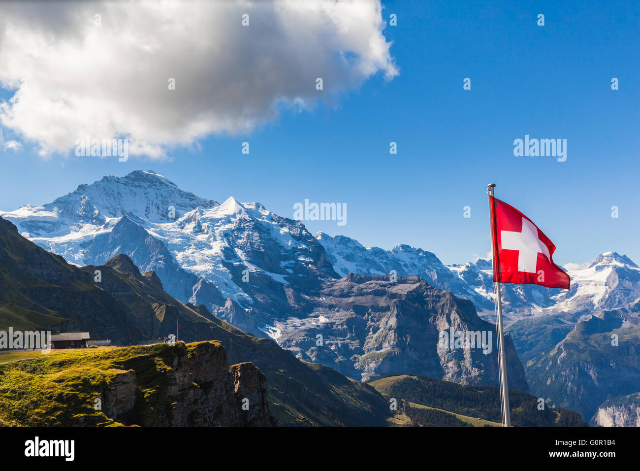 Splendida vista della Jungfrau e la catena montuosa delle Alpi Bernesi da Mannlichen stazione della funivia, Svizzera. Foto Stock