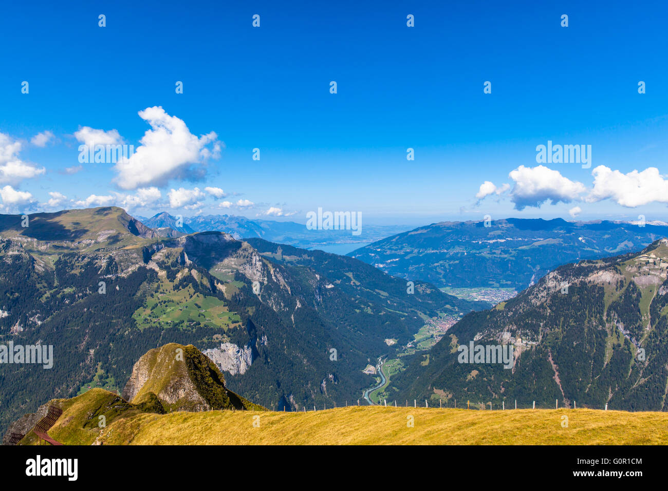 Panorama delle Alpi sul Oberland bernese e la valle di Lauterbrunnen dalla stazione Mannlichen, Svizzera. Foto Stock