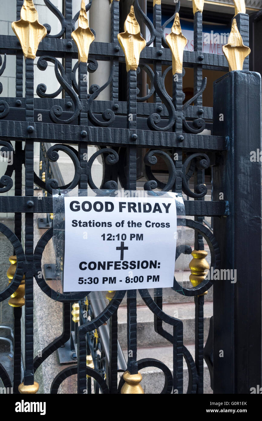Avviso per i cattolici il Venerdì Santo servizi presso una chiesa di NYC Foto Stock