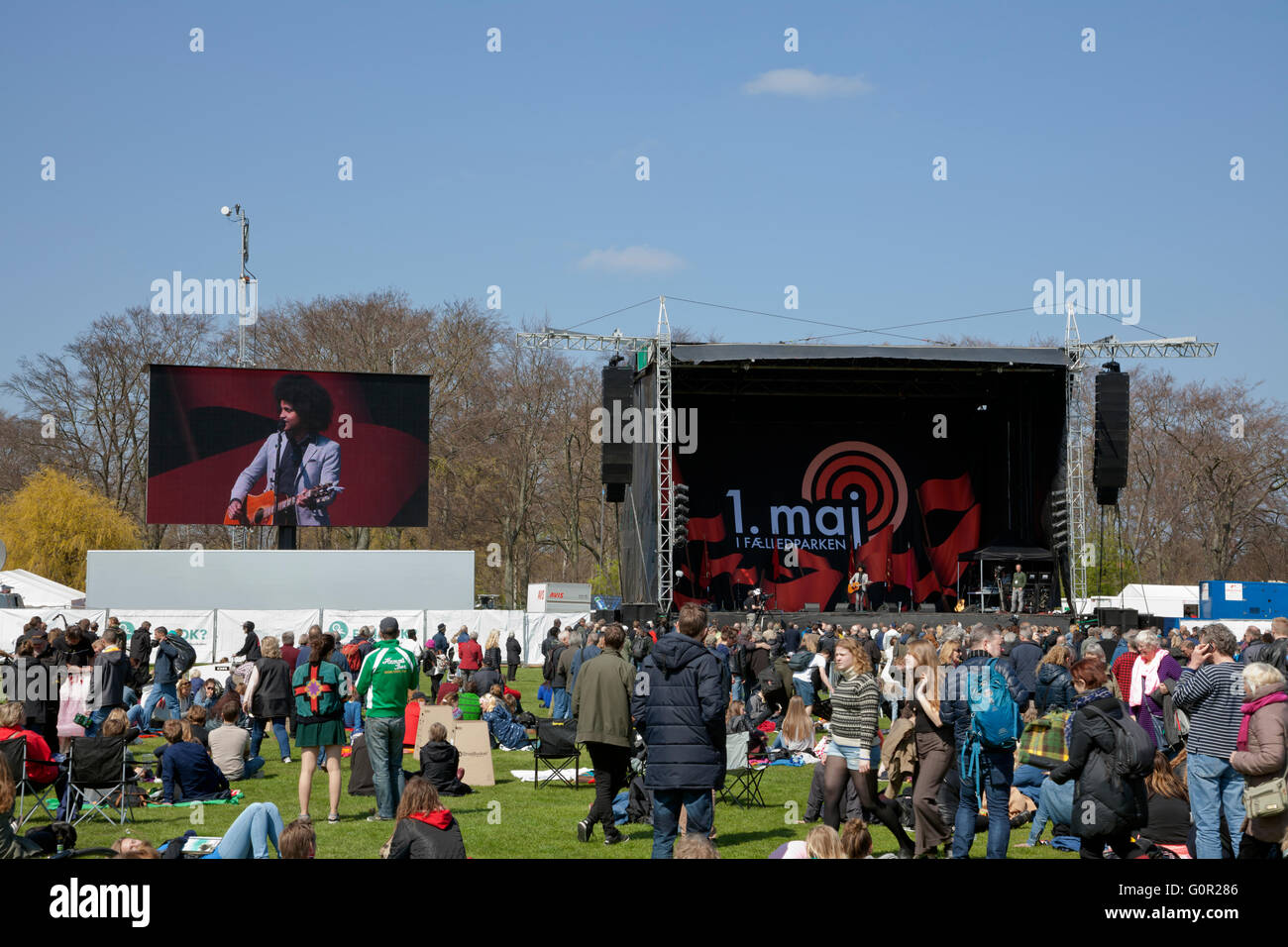 Cantante e musicista Thomas Buttenschoen (Buttenschøn) canta e suona in Faelledparken, Copenhagen, il giorno della festa del lavoro festival Foto Stock