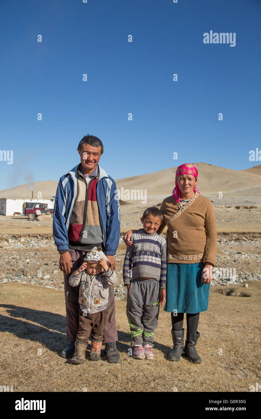 Famiglia kazako in Mongolia occidentale Foto Stock