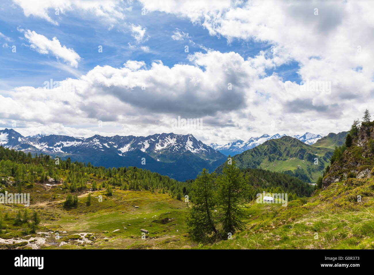 Vista panoramica della catena montuosa delle Alpi svizzere nel Cantone Ticino (Ticino), al di là del Lago Ritom, Svizzera. Foto Stock