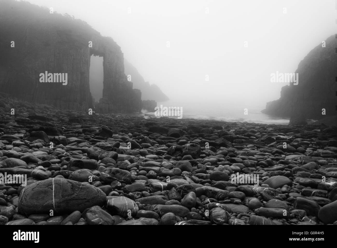 Le porte della chiesa rock formazione in paradiso Skrinkle cove con lavaggio di surf sulle rocce, Lydstep, Pembrokeshire, Galles , in Europa Foto Stock