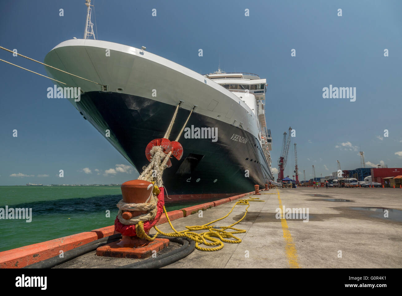 Holland America Cruise Line MS Veendam nave in porto a Santo Tomas de Castilla, Guatemala Foto Stock