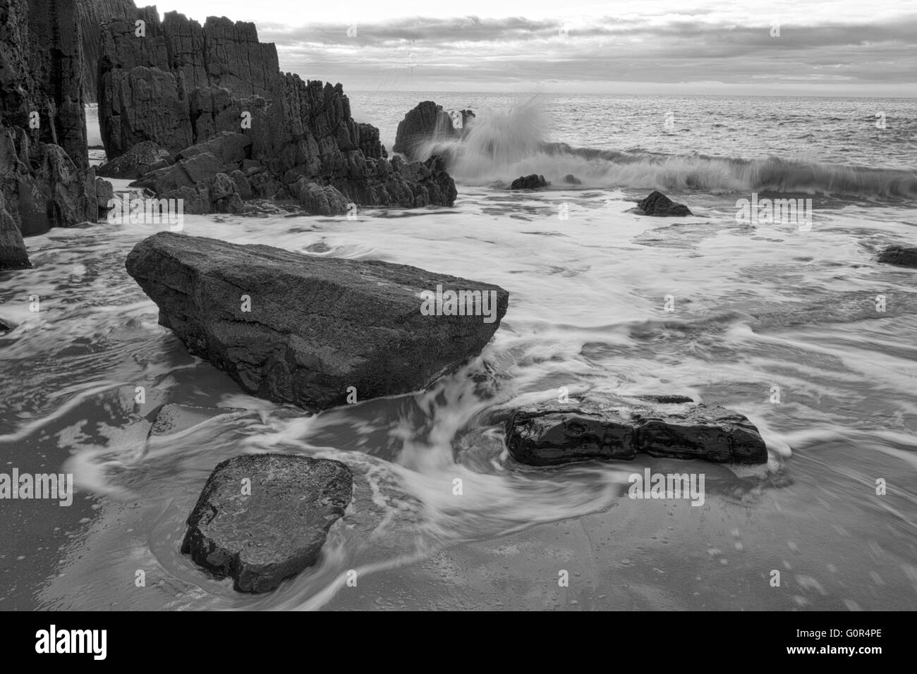 Le porte della chiesa rock formazione in paradiso Skrinkle cove con lavaggio di surf sulle rocce, Lydstep, Pembrokeshire, Galles , in Europa Foto Stock