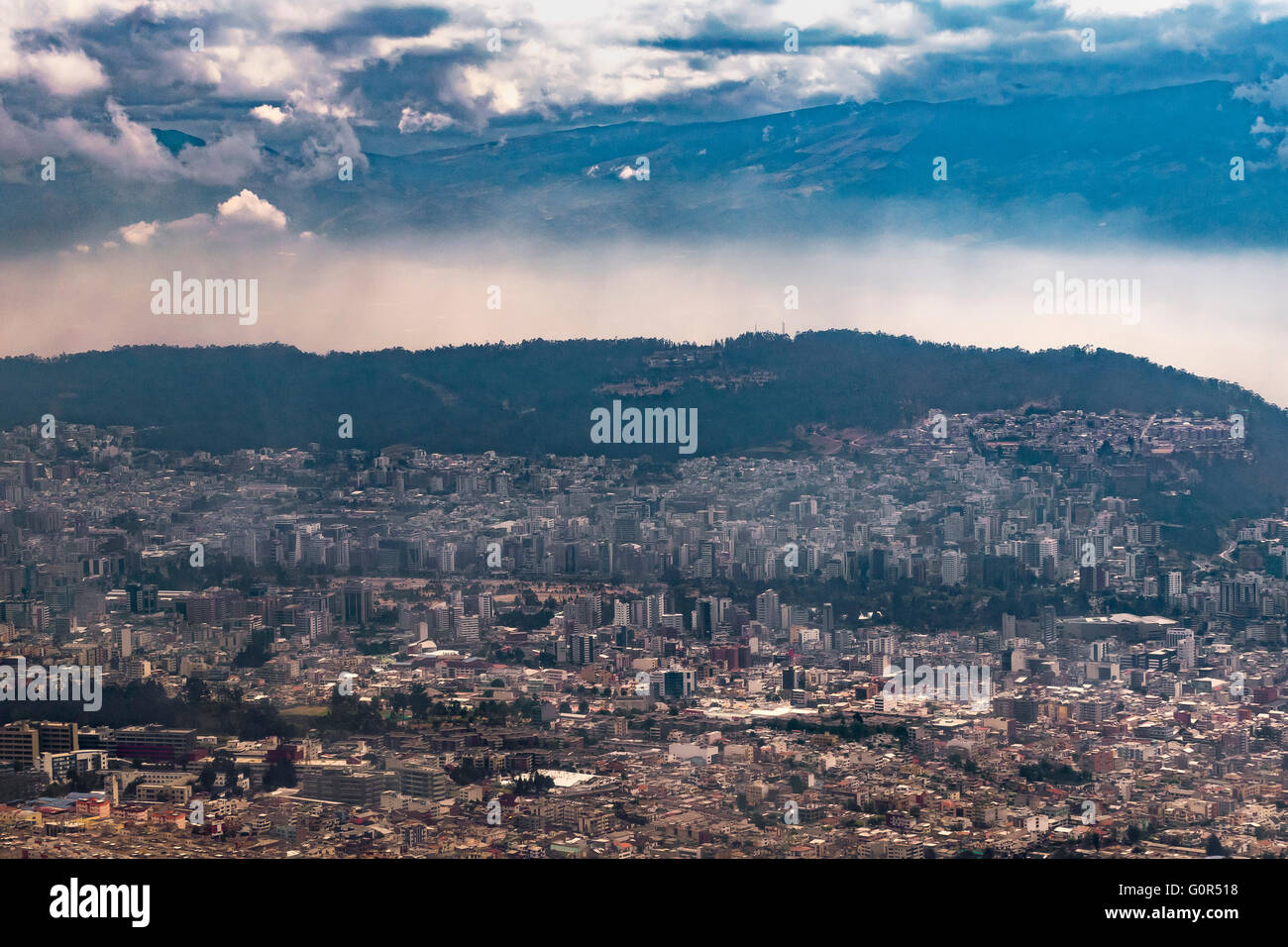 Vista aerea dalla funivia di montagne e il paesaggio urbano nella città di Quito, Ecuador Foto Stock