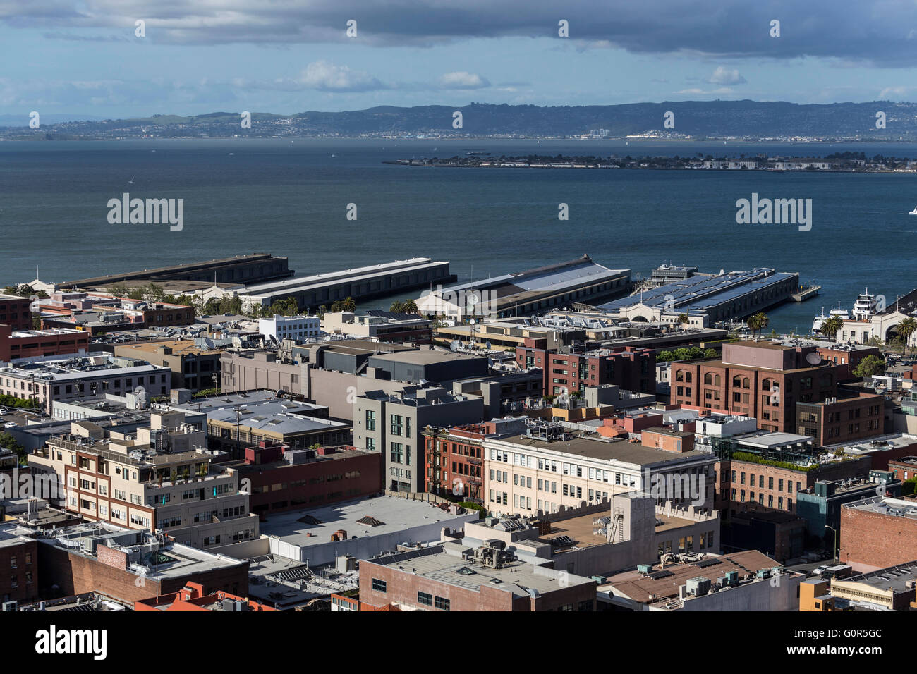 La baia di San Francisco waterfront piers con vista verso Oakland. Foto Stock
