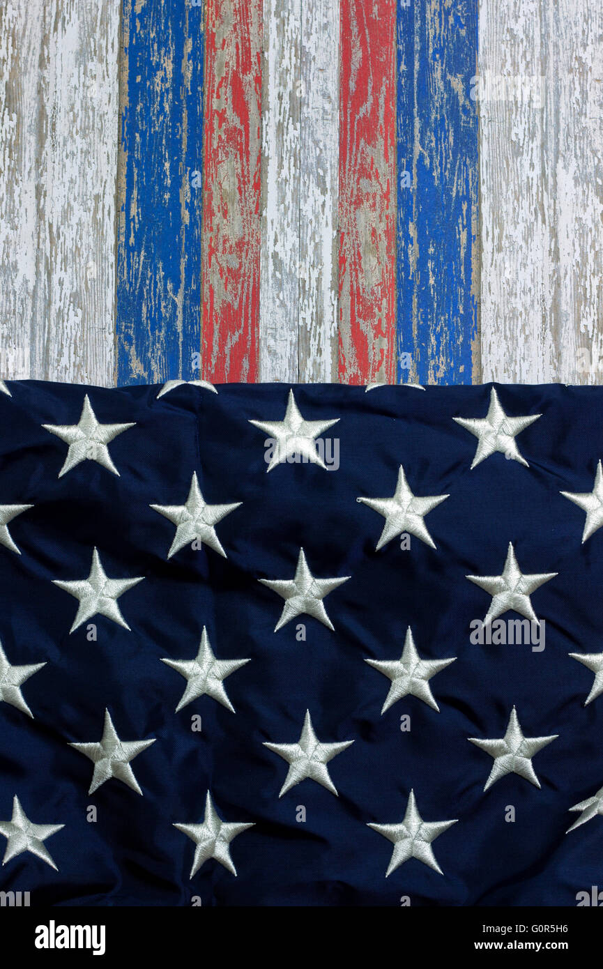 La bandiera americana stelle su un asse di legno rosso, bianco e blu per il 4 luglio le celebrazioni Foto Stock