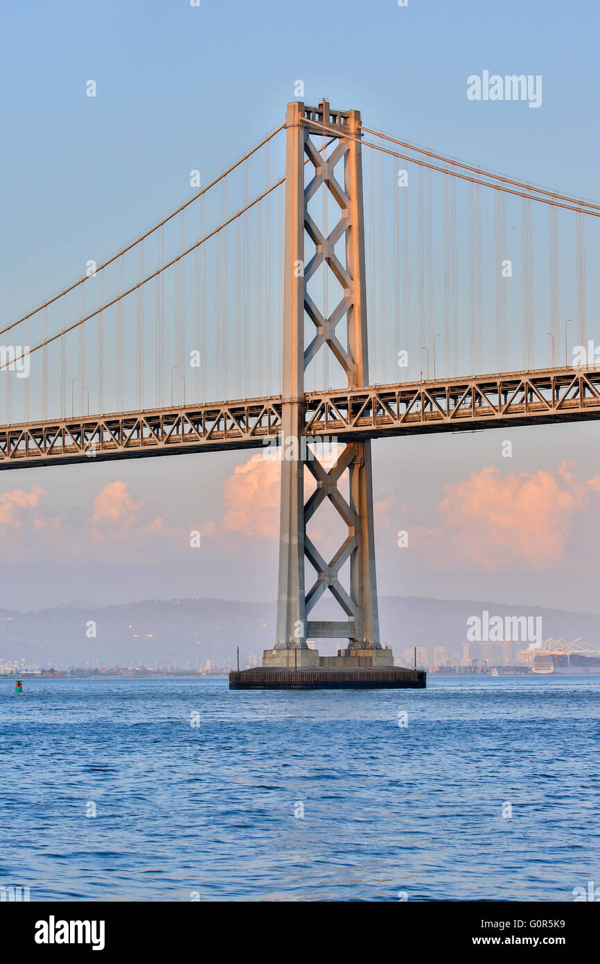 Oakland-San Francisco Bay Bridge di close-up, dal Pier 14, San Francisco, Tramonto Foto Stock