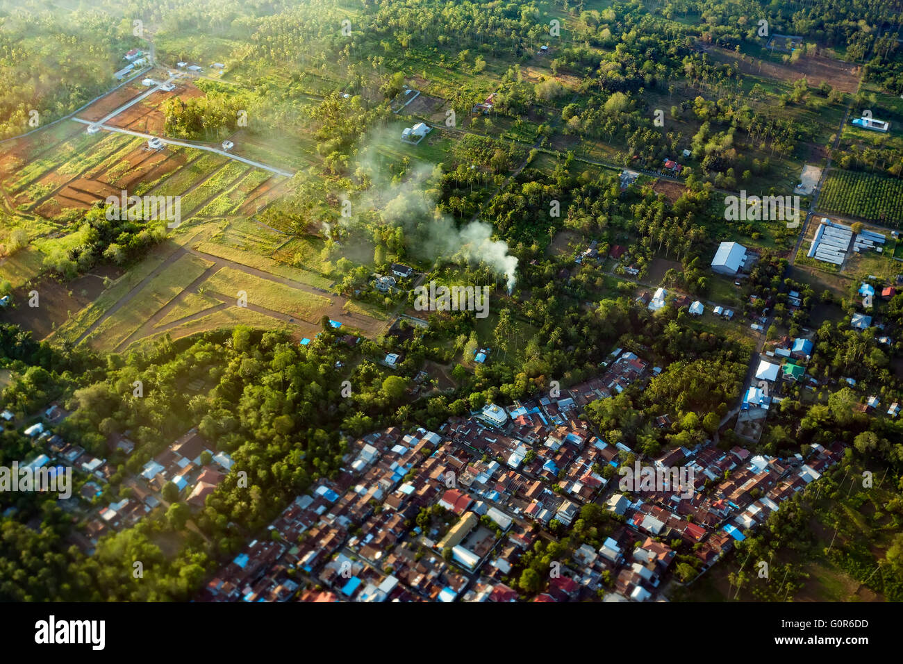 Vista del paesaggio di terra, Manado città, da un aeroplano sopra le nuvole, Indonesia Foto Stock