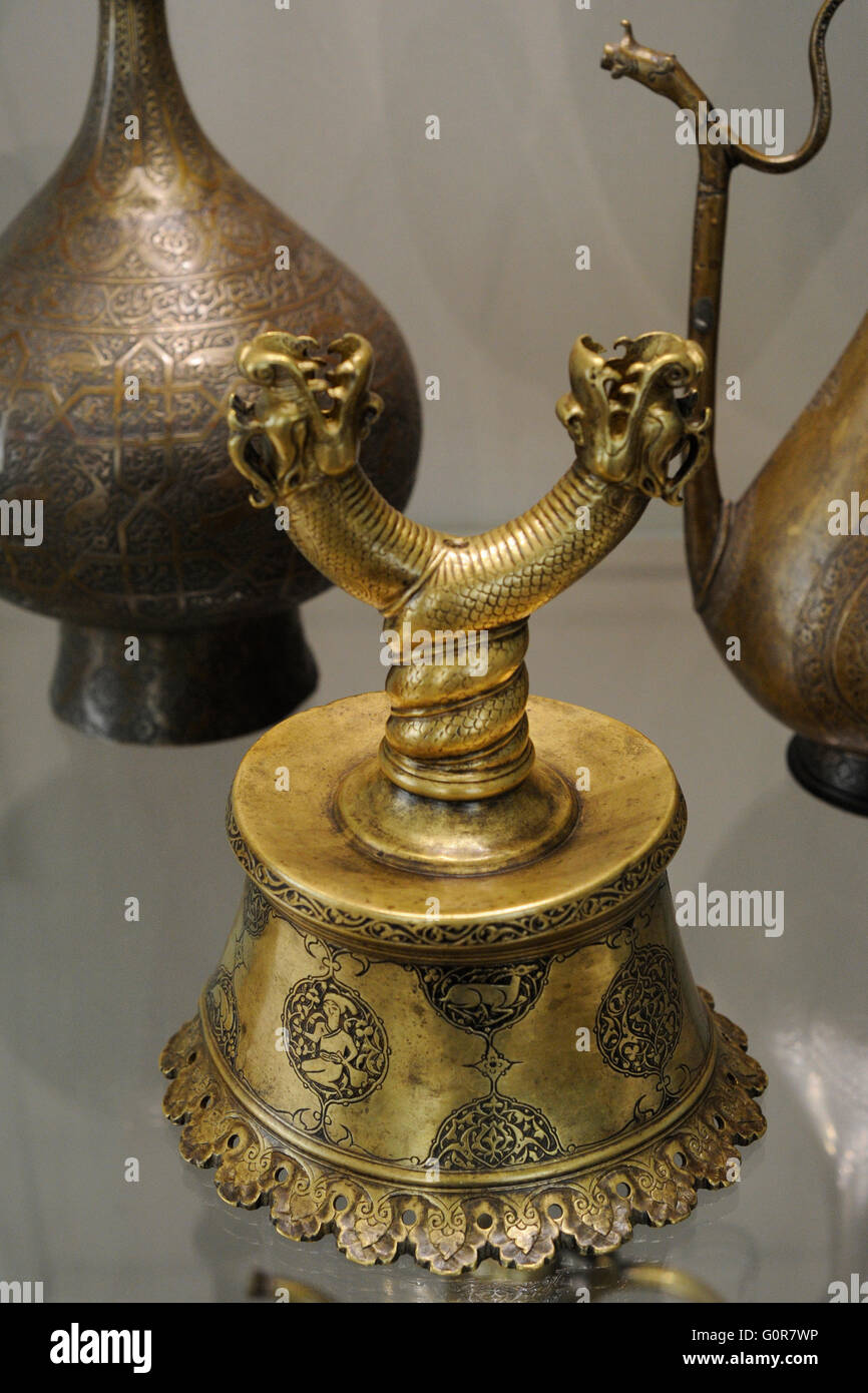 Vicino Oriente. L'Islam. L'Iran. Candelabro. Bronzo; fusione, fucinatura, incisione. Prima metà del XVII secolo. Lo stato Museo Hermitage. San Pietroburgo. La Russia. Foto Stock