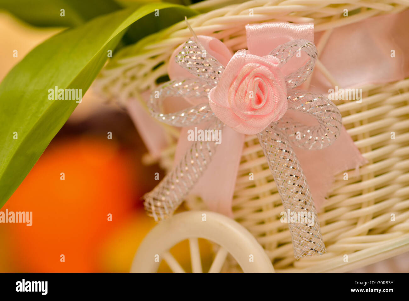Decorazioni per matrimoni con materiale di fiori con luce laterale Foto Stock
