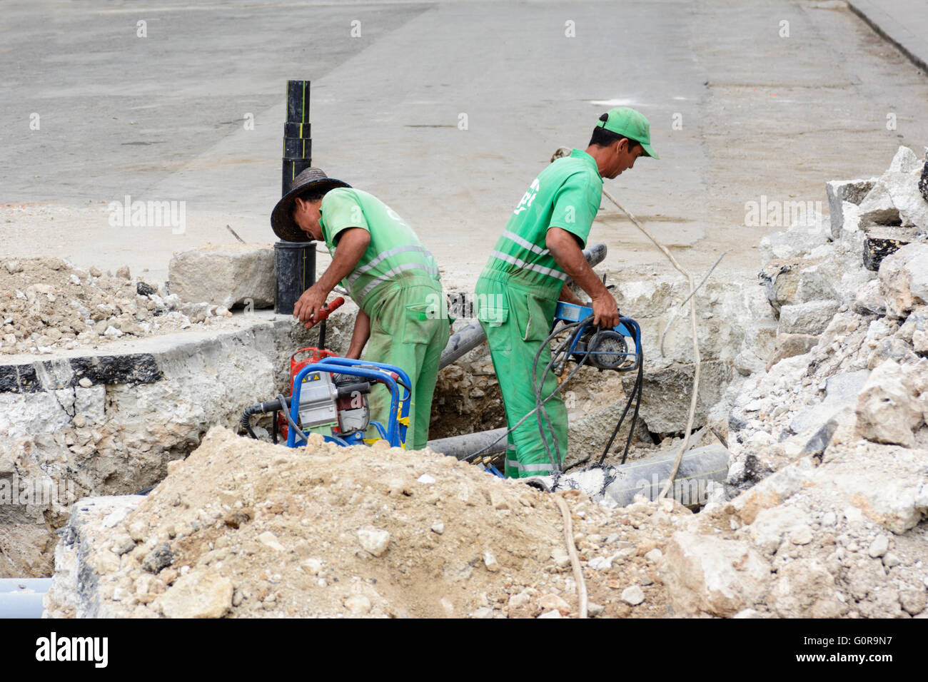 Operai scavando trincee all Avana Vecchia a gettare nuova fornitura elettrica e idrica, Havana, Cuba Foto Stock