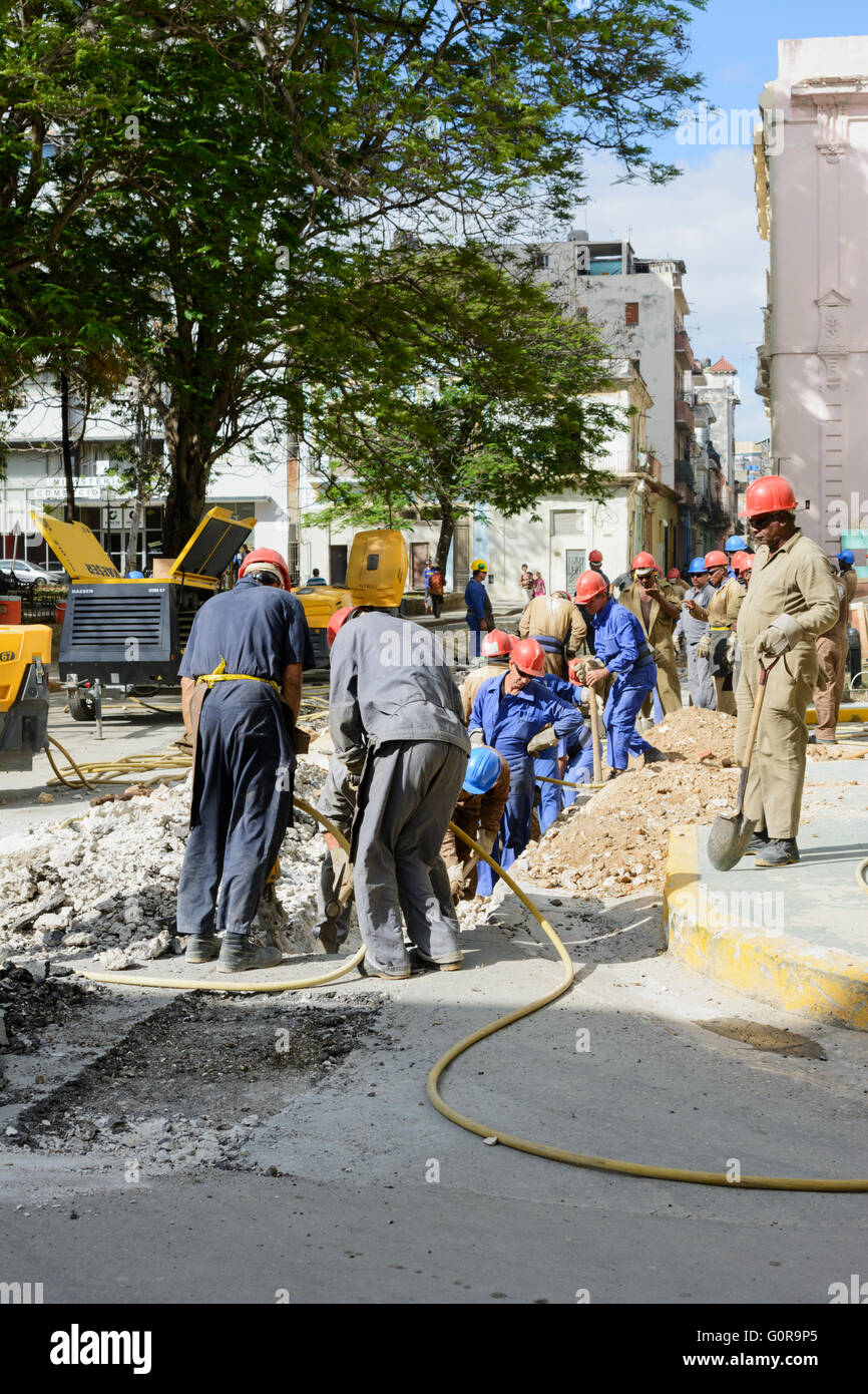 Operai scavando trincee all Avana Vecchia a gettare nuova fornitura elettrica e idrica, Havana, Cuba Foto Stock