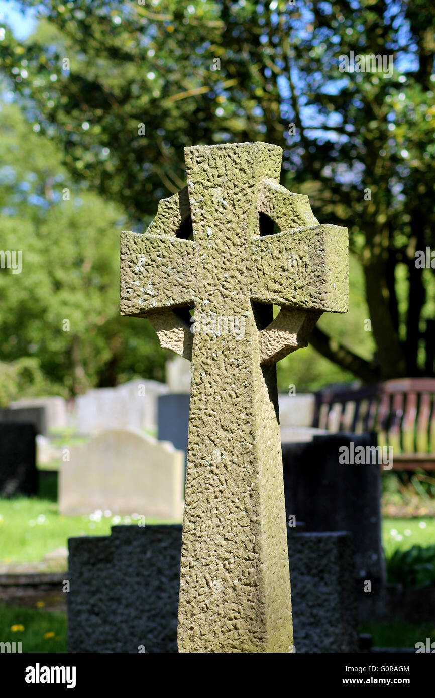 Croce celtica in un cimitero, scena estiva Foto Stock