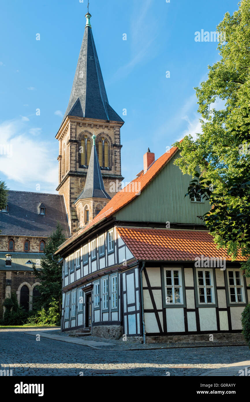 San Silvestro la chiesa il campanile e le tipiche case a graticcio, Wernigerode, Harz, Sassonia-Anhalt, Germania Foto Stock
