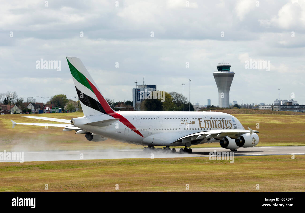 Emirates Airbus A380 tenendo fuori all'Aeroporto di Birmingham, Regno Unito Foto Stock