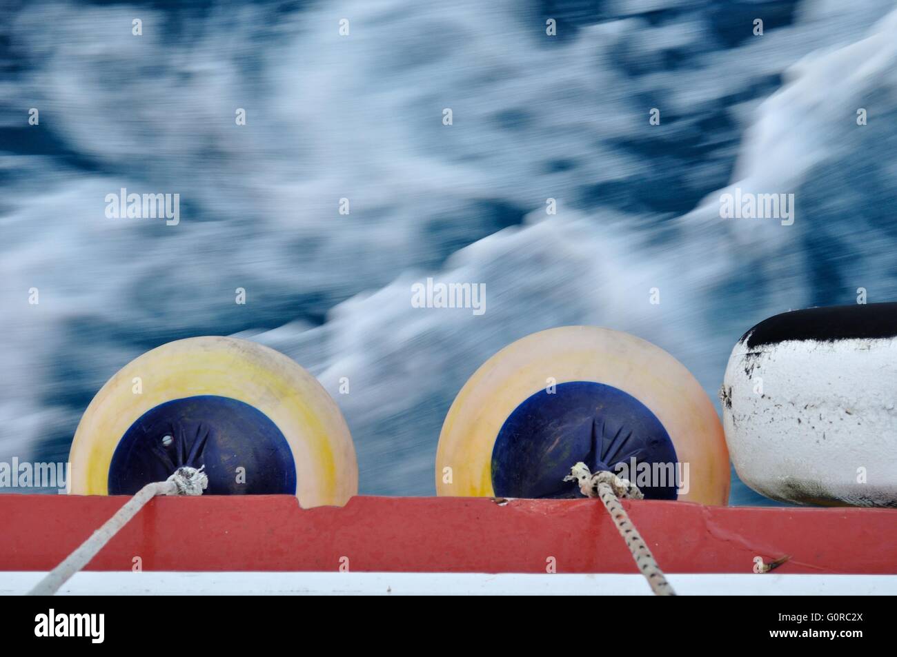 La boa sul corpo della nave in movimento. sventolano mare adriatico nella parte superiore dell'immagine. l'immagine orizzontale Foto Stock