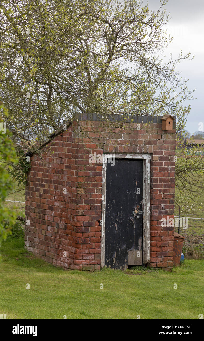 Vecchia toilette esterna in un giardino cottage, England, Regno Unito Foto Stock