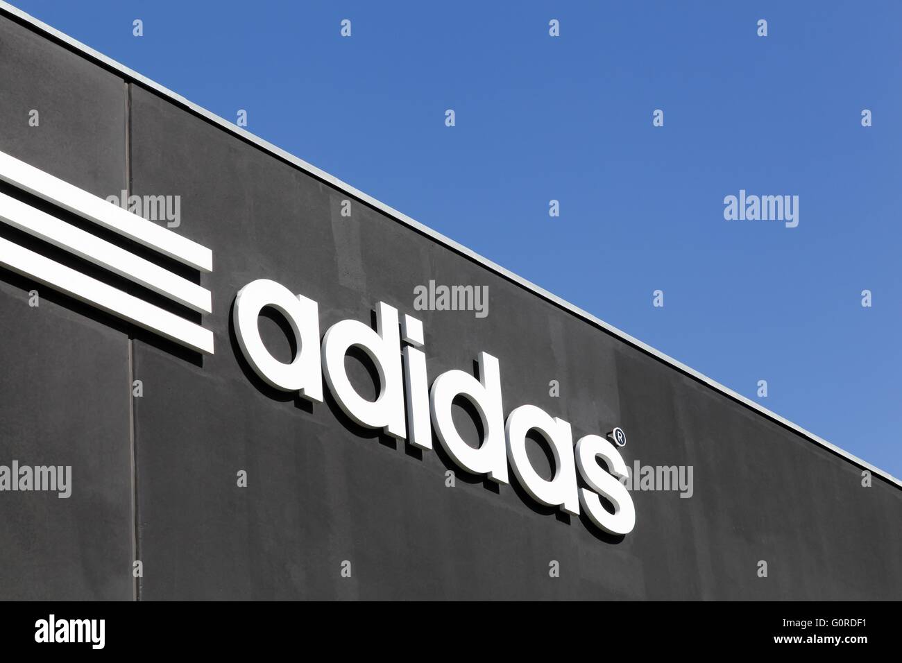 Logo Adidas su una parete Foto Stock
